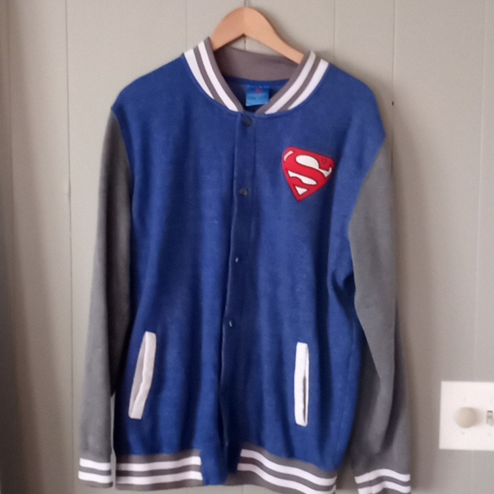 Superman sweater, DC Comics size L, embroidered patch. Symbol snaps, retro.